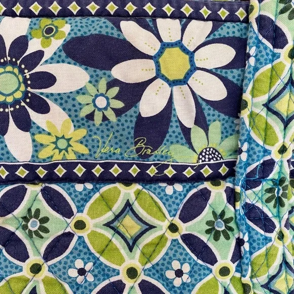 Vera Bradley Large Tote with lots of interior pockets - Picture 5 of 11